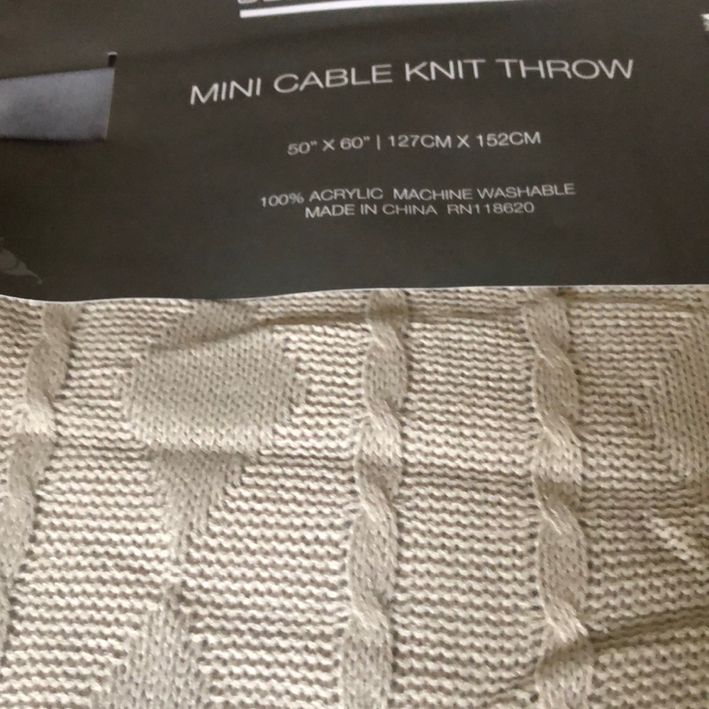 Throw mini cable knit 50" x 60" new 100% acrylic Bleeker Street machine washable